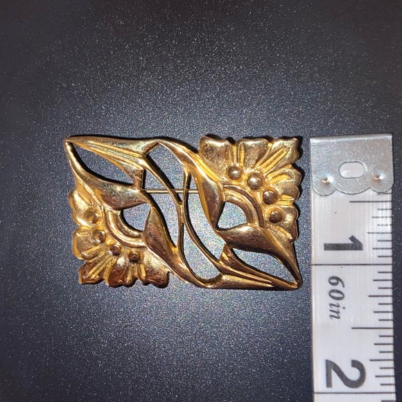 Vintage Floral Brooch. Gold Tone. Measurements in photos. - Picture 4 of 6